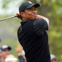 Tiger Woods sube a la quinta plaza y Koepka sigue líder