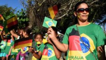 Brasileños esperan a la selección alemana en Porto Seguro.
