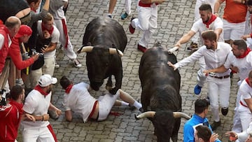 GR4031. PAMPLONA, 11/07/2019.-Los toros de la ganadería de Victoriano del Río, de Guadalix (Madrid), a su paso por el tramo final del callejón en dirección a la plaza, durante el quinto encierro de los Sanfermines 2019. EFE/J.P. Urdiroz