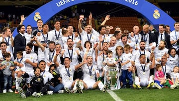 Los jugadores madridistas posan con la Undécima Copa de Europa en el césped de San Siro.