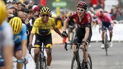 Egan Bernal y Geraint Thomas celebran el triunfo virtual del primero en la general del Tour de Francia 2019 tras la vig&eacute;sima etapa en Val Thorens.