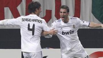 <b>GRITO DE FELICIDAD. </b>Higuaín y Sergio Ramos celebran efusivamente el primer tanto del partido, logrado por el delantero argentino.