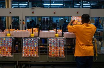 En la ciudad brasileña de São Paulo se fabrican los famosos cromos del Mundial 2022 que se disputará en Qatar. La fiebre por los cromos del Mundial obligó al Gobierno argentino a intervenir debido al mercado negro.