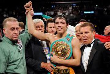 Circuló un video en el que se ve al boxeador recostado sobre la cama con cuatro supuestas sexoservidoras.