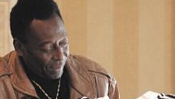 <b>ETERNO O REI. </b>Pelé posa con la camiseta del Real Madrid