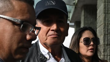 (FILES) Former Colombian cyclist Luis "Lucho" Herrera (C) looks on as he arrives to deliver his statement to the prosecutor in a case of alleged alliance with paramilitary crimes at the Office of the Attorney General of Colombia in Bogota on June 5, 2025. The Colombian Prosecutor's office announced the opening of an investigation into the crime of "forced disappearance" against renowned former cyclist Luis "Lucho" Herrera on January 28, 2026, allegedly involved in the murder of four peasants in 2002. (Photo by Raul ARBOLEDA / AFP)