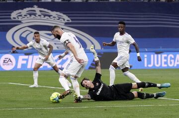 5-0. Vinicius marca el quinto gol tras una asistencia de Karim Benzema. En la imagen, el delantero francés con Daniel Cárdenas.