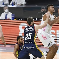 Tavares sentencia con un triple