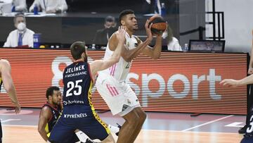 El triple de Edy Tavares.