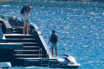 El tenista español se recupera de su lesión abdominal, que le obligó a abandonar el Grand Slam británico, en las aguas de la isla balear a bordo de un barco y rodeado de amigos. 