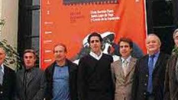 <b>CITA DE CAMPEONES.</B> Arriba, Leblanc (2º a la derecha) con glorias del Tour y organizadores del evento. Al lado, Manuel Prado entrega el premio a Astarloa.