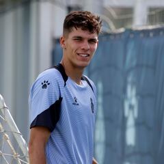 Simo, la promesa que vuela: venta récord a sus 18 años