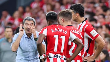 BILBAO, 31/08/2024.- El entrenador del Athletic, Ernesto Valverde (i) durante el partido de la cuarta jornada de LaLiga que Athletic de Bilbao y Atlético de Madrid disputan este sábado en San Mamés. EFE/LUIS TEJIDO