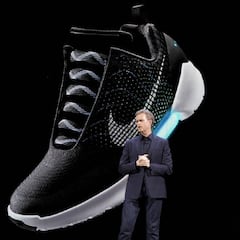 Cristiano Ronaldo first to try Nike's self-tying shoe