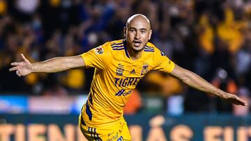 Carlos González festeja el gol de Tigres