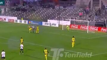 Brayan Cortés se olvida de Colo Colo y enamora a los hinchas de Peñarol con una atajada soberbia