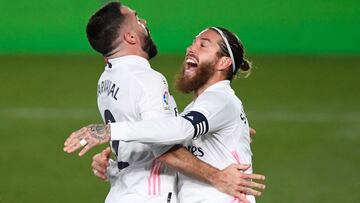 Sergio Ramos y Carvajal se abrazan tras un gol al Atl&eacute;tico.