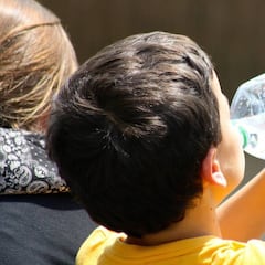 El motivo por el que las botellas de plástico tienen el tapón unido