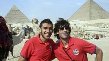<b>EN LAS PIRÁMIDES. </b>Salvio y Tiago (a la derecha) bromean en la reciente visita del Atlético a Egipto.