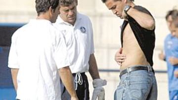 <b>Aquí me duele</b>. Sánchez Broto mostraba ayer a Quique Sánchez Flores en el entrenamiento las consecuencias del golpe que sufrió el pasado lunes. El guardameta fue examinado por los médicos y se descartó cualquier tipo de fi sura en las costillas, por lo que volverá en breve a entrenarse con sus compañeros a la espera de que el técnico le dé una oportunidad.