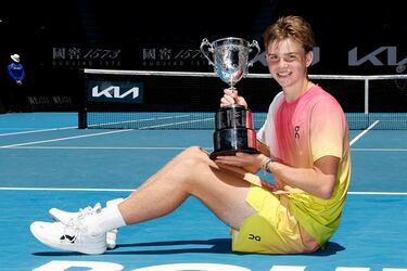 El año pasado, cuando ganó el torneo júnior del Open de Australia, dijeron de él que podía ser el heredero de Roger Federer. Palabras mayores y presión máxima para un chico que se formó en el mismo club que su paisano de Basilea y se equipa con la marca de la que es accionista el ganador de 20 Grand Slams. Además, usa el revés a una mano.