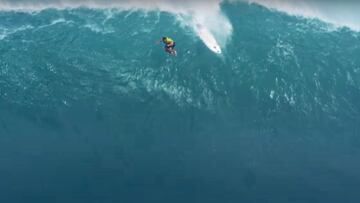 Un surfista cayendo desde el labio de una ola gigante en Waymea Bay (Haw&aacute;i, Estados Unidos), el 25 de febrero del 2016. 