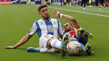 Soccer Football - LaLiga - Atletico Madrid v Espanyol - Wanda Metropolitano, Madrid, Spain - April 17, 2022 Espanyol's Oscar Gil in action with Atletico Madrid's Renan Lodi REUTERS/Juan Medina
