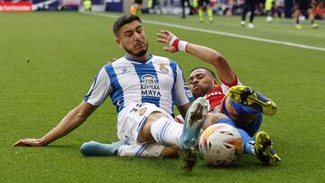 Soccer Football - LaLiga - Atletico Madrid v Espanyol - Wanda Metropolitano, Madrid, Spain - April 17, 2022 Espanyol&#039;s Oscar Gil in action with Atletico Madrid&#039;s Renan Lodi REUTERS/Juan Medina