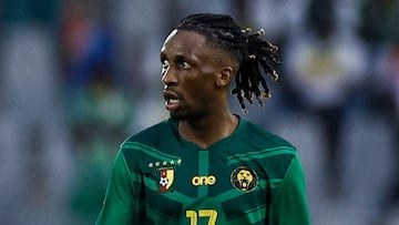 Sudanese referee Mahmood Ismail (C) gives a yellow card to Cameroon's defender #21 Jean Charles Castelletto during the Africa Cup of Nations (CAN) 2024 group C football match between Senegal and Cameroon at the Stade Charles Konan Banny in Yamoussoukro on January 19, 2024. (Photo by KENZO TRIBOUILLARD / AFP)