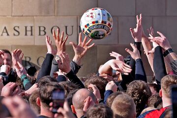 Ashbourne (Derbyshire, Inglaterra) vivi¨® una nueva edici¨®n de su tradicional partido de Shrovetide, una pr¨¢ctica que se remonta al reinado de Enrique II en el siglo XII. La poblaci¨®n se divide en dos equipos, los Up¡¯Ards y los Down¡¯Ards, y el ganador es el que tenga en su poder la pelota cuando haya acabado el tiempo de juego. Es toda una atracci¨®n tur¨ªstica.
