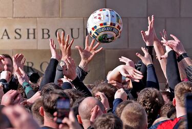 Ashbourne (Derbyshire, Inglaterra) vivió una nueva edición de su tradicional partido de Shrovetide, una práctica que se remonta al reinado de Enrique II en el siglo XII. La población se divide  en dos equipos, los Up’Ards y los Down’Ards, y el ganador es el que tenga en su poder la pelota cuando haya acabado el tiempo de juego. Es toda una atracción turística.