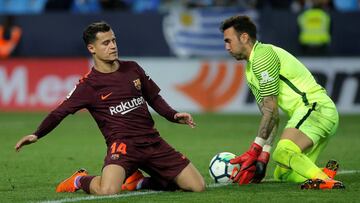 Roberto bloca el bal&oacute;n ante Coutinho.