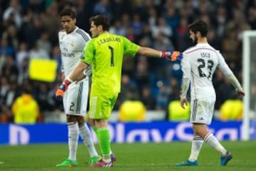 Iker Casillas se llevó a Isco al centro del campo para saludar a la afición blanca tras finalizar el encuentro.