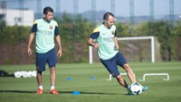 Andr&eacute;s Iniesta, con Jordi Alba de fondo.