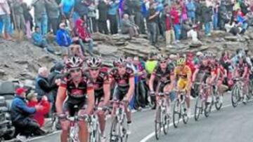 <b>CONTROL. </b>El veterano Chente García Acosta comanda el pelotón, encabezado por el Caisse d'Epargne. Valverde mantuvo el liderato en la etapa reina de la Vuelta.