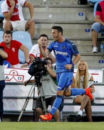 El jugador del Getafe, Álvaro, celebra el gol marcado al Almería.