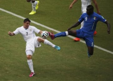 Cristian Rodríguez pugna un balón con Mario Balotelli.