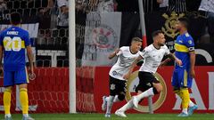 Brazil's Corinthians Maycon (R) celebrates after scoring against Argentina's Boca Juniors during their Copa Libertadores group stage football match, at the Arena Corinthians, in Sao PAulo, Brazil, on April 26, 2022. (Photo by NELSON ALMEIDA / AFP)