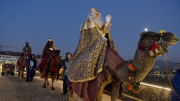 Los Reyes Magos montados en dromedario durante la cabalgata de Reyes 2023, a 5 de enero de 2023, en Ourense, Galicia (España). Los Reyes Magos han llegado a la ciudad en AVE, igual que el año pasado. Al bajar del tren, se han encontrado con una comitiva con los principales representantes del Concello, sus pajes y sus dromedarios. Este es el segundo año que Ourense utiliza dromedarios en su cabalgata, hecho polémico que varios colectivos animalistas han criticado, aludiendo al sufrimiento y estrés que este tipo de actividades generan en los animales.
05 ENERO 2023
Rosa Veiga / Europa Press
05/01/2023