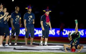 Alves en la celebración haciendo break dance.