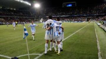 LA ESTRELLA DE LA NOCHE. Duda es felicitado por sus compañeros tras anotar uno de los goles con su pierna izquierda.