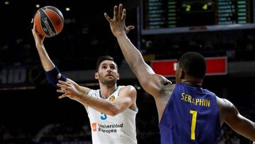 GRAF1499. MADRID, 14/12/2017.- El alero del Real Madrid Rudy Fernández (i) con el balón ante el pívot francés del FC Barcelona, Kevin Seraphin, durante el partido de la decimosegunda jornada de la Euroliga que disputan en el Wizink Center de Madrid. EFE/JuanJo Martin