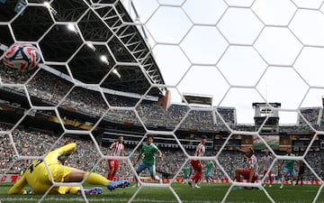 1-2. Baln colgado de la delantera de los Sounders que se queda muerto en el rea rojiblanca. El esfrico le cae a Albert Rusnk que dispara seco y raso para superar a Jan Oblak.