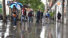 Varias personas pasean bajo la lluvia, a 23 de mayo de 2023, en Madrid (España). La Agencia Estatal de Meteorología (Aemet) prevé lluvias en la región madrileña todo lo que queda de semana ocasionadas por una DANA (Depresión Aislada en Niveles Altos) que está dejando lluvias torrenciales en diversos puntos del país.
23 MAYO 2023;LLUVIA;DANA;PRECIPITACIONES;TEMPORAL;CHARCOS;
Gustavo Valiente / Europa Press
23/05/2023