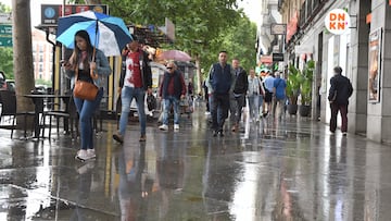 Varias personas pasean bajo la lluvia, a 23 de mayo de 2023, en Madrid (Espa?a). La Agencia Estatal de Meteorolog¨ªa (Aemet) prev¨¦ lluvias en la regi¨®n madrile?a todo lo que queda de semana ocasionadas por una DANA (Depresi¨®n Aislada en Niveles Altos) que est¨¢ dejando lluvias torrenciales en diversos puntos del pa¨ªs.
23 MAYO 2023;LLUVIA;DANA;PRECIPITACIONES;TEMPORAL;CHARCOS;
Gustavo Valiente / Europa Press
23/05/2023