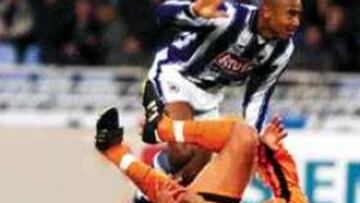 KO PARA VICENTE Y EL VALENCIA. Una dura entrada de Luiz Alberto dejó fuera de combate al valencianista, que tuvo que ser sustituido.