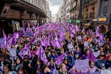 Centenares de mujeres con pancartas durante una manifestación convocada por el Sindicato de Estudiantes y ‘Libres y Combativas’, por el 8M, Día Internacional de la Mujer en Madrid, España. 