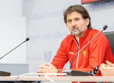 El ex guardameta internacional montenegrino Gojko Vucinic llegó al balonmano español en el verano de 2001 tras fichar por el BM Cangas, pero fue en el Arrate donde se convirtió en una pieza esencial en el ascenso a la Liga Asobal en la campaña 2001-02. Jugó ocho temporadas en el equipo vasco. Tras retirarse en la 2008-09 siguió ligado al cuerpo técnico. Este curso dirigía al Eibar Elgoibar. Murió a los 50 años, tras una larga enfermedad.