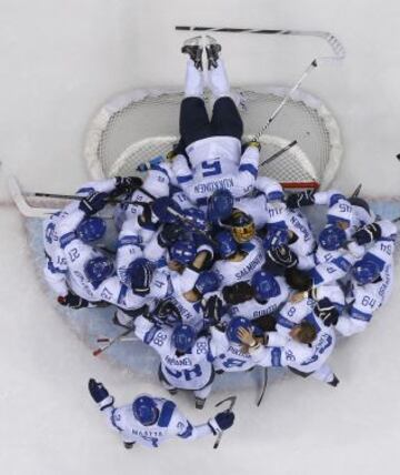 Finlandia celebra la medalla de bronce.