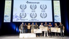 Foto de familia de los ganadores del festival de cine de esqu&iacute; y snowboard Skimetraje, en el Palacio Baluarte, en Pamplona, el s&aacute;bado 28 de octubre del 2023.